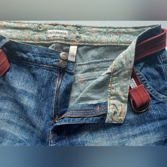 🍒 NWOT Venezia Embroidered Cropped Capri Blue Jeans with Red Belt - Picture 7 of 13